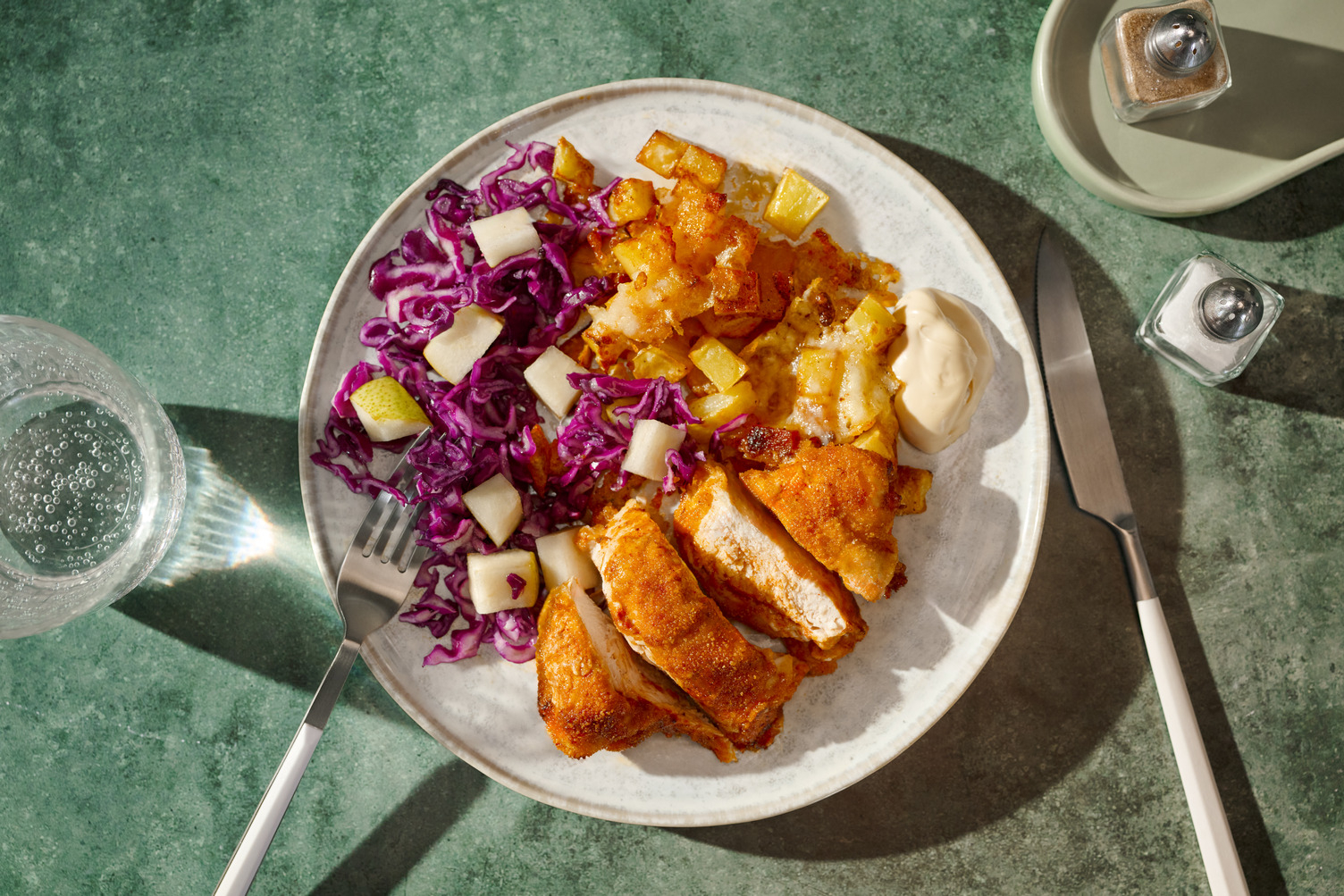 Knusprige Hähnchenbrust mit käsigen Kartoffeln