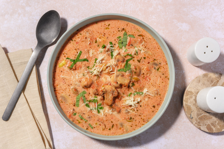 Pizza-Suppe mit Hackfleisch und Champignons