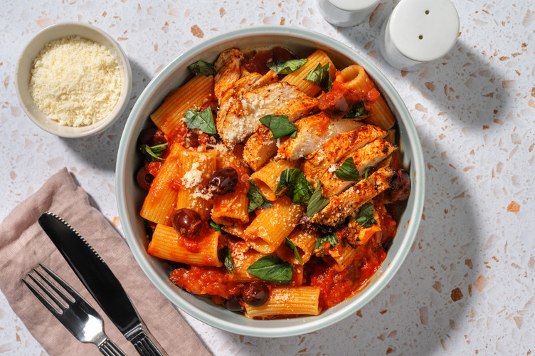 Pasta in Tomatensoße mit veganen Filetstücken