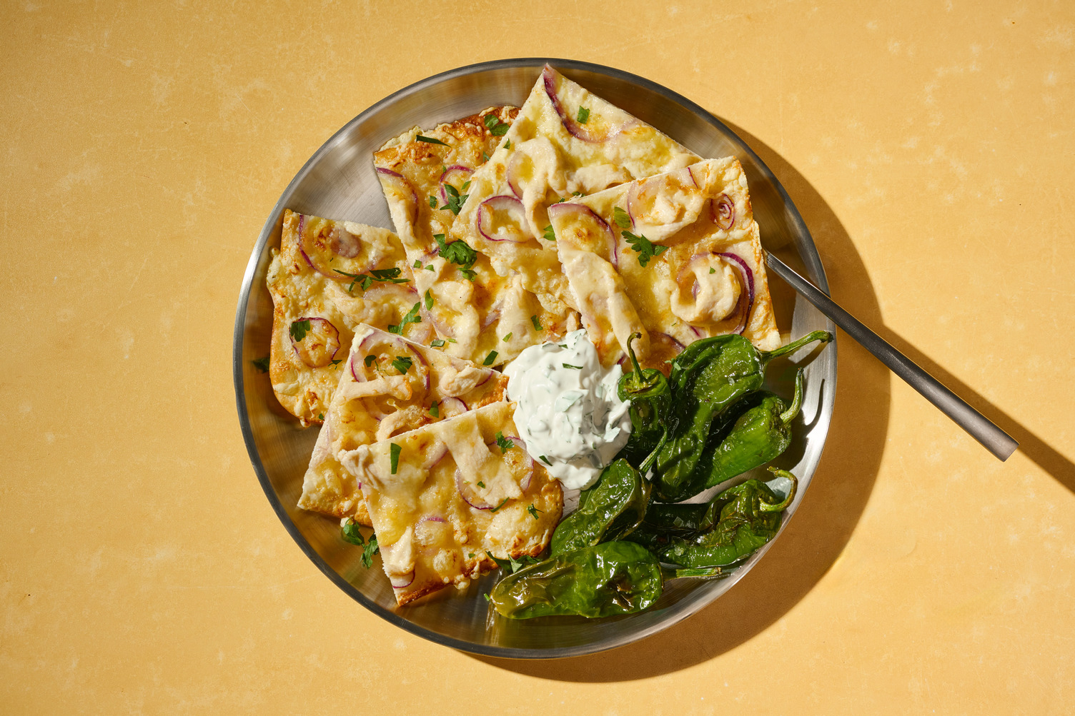 Spanischer Flammkuchen mit Bio-Hähnchen