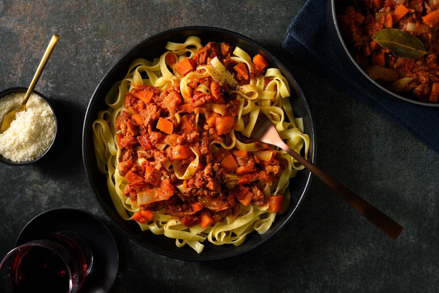 Verse tagliatelle met stoof geïnspireerd op coq au vin