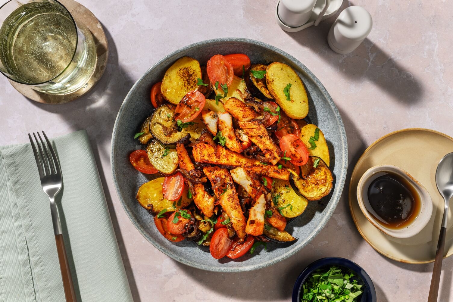 Kebab-Fischfilet auf Ofengemüse