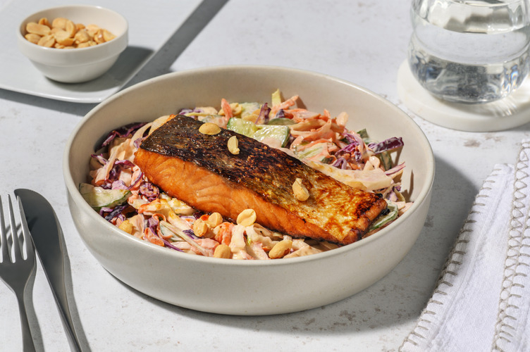 Asiatischer Salat mit knackigem Gemüse und Lachs