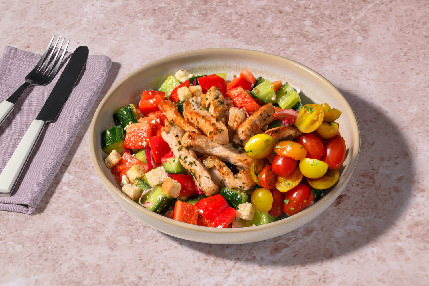 Bio-Schweinefleischstreifen & griechischer Salat