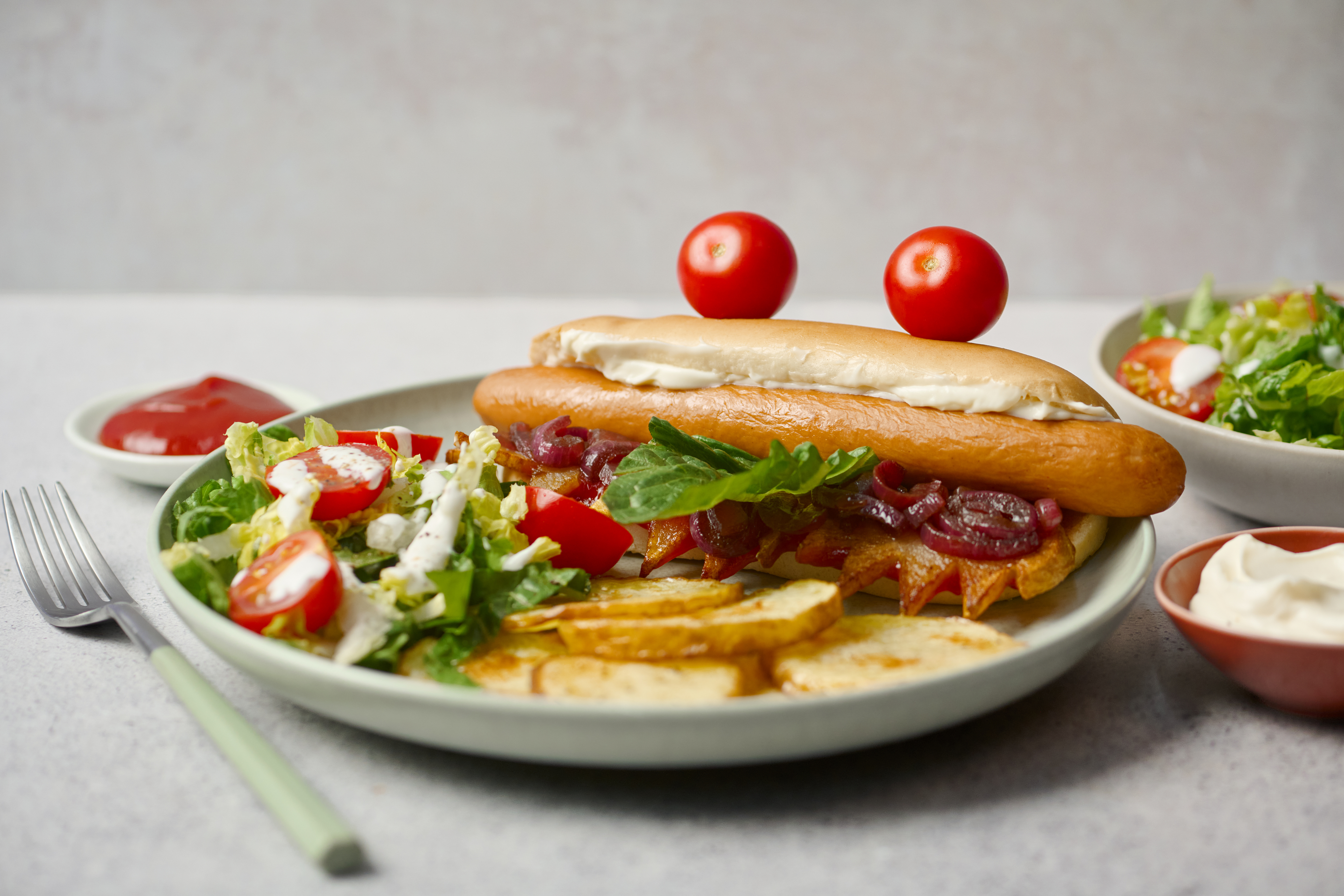Monster-Hot-Dog mit Wiener Würstchen