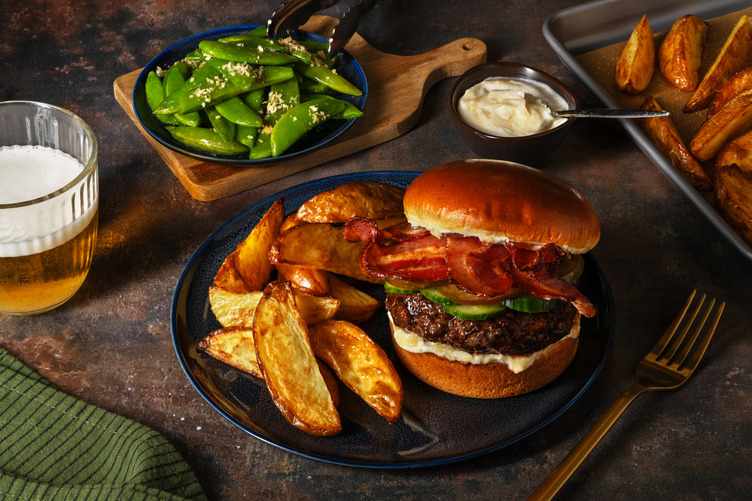 Teriyakiburger met ontbijtspek op brioche