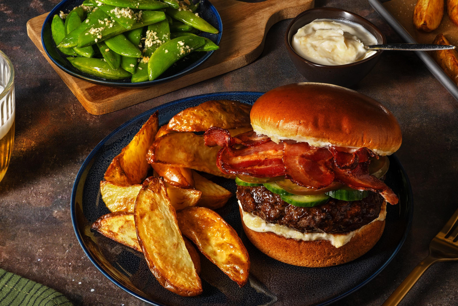 Teriyakiburger met ontbijtspek op brioche