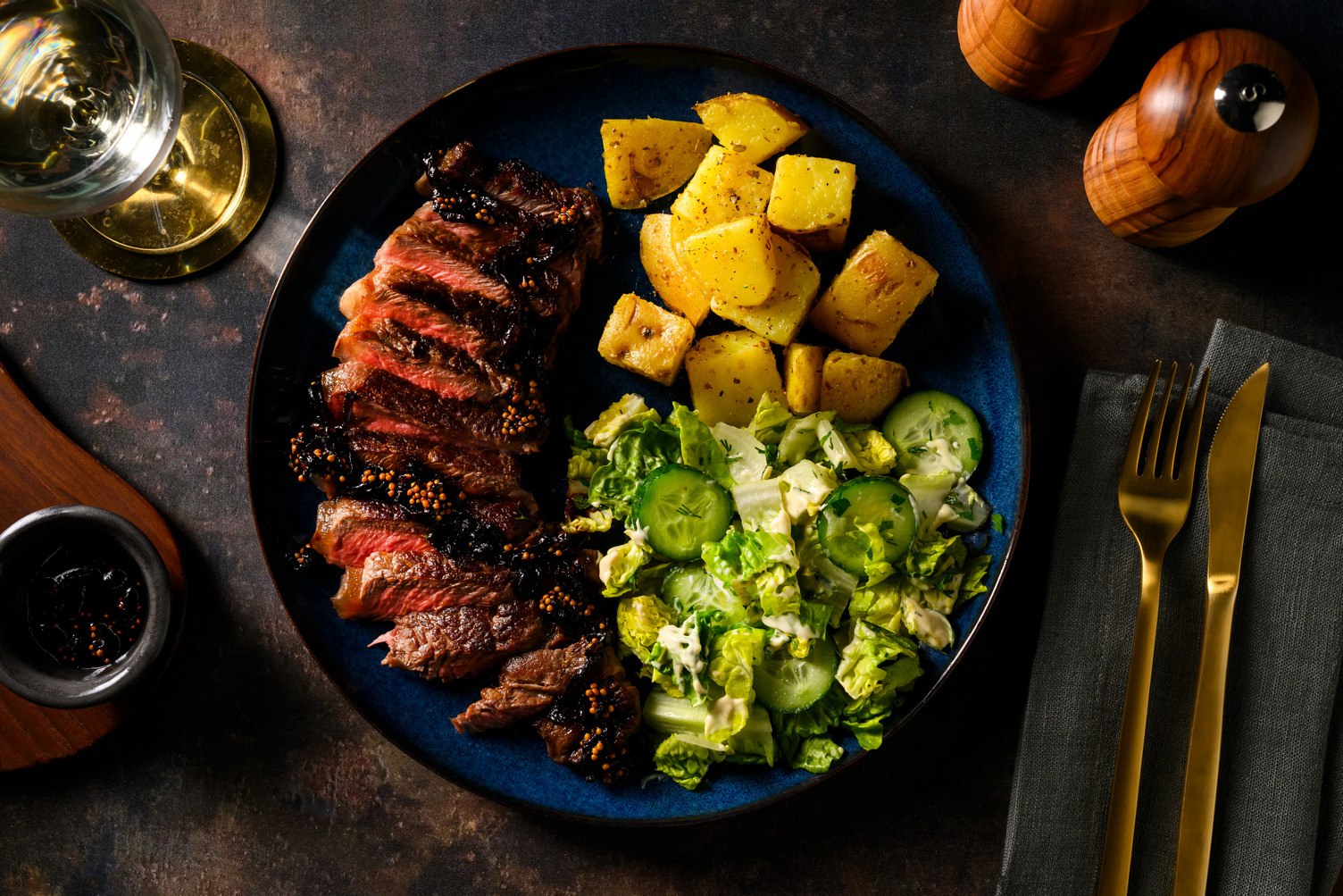 Gemarineerde biologische steak met uiensaus