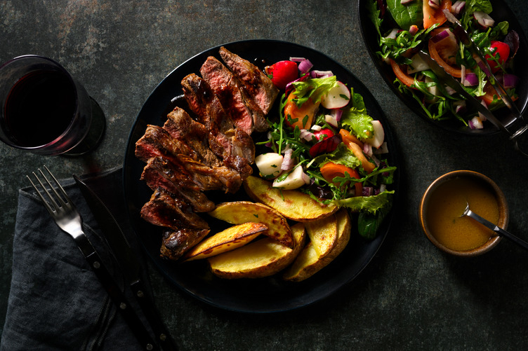 Steak bio au jus d'ail & salade