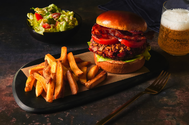 Burger en croûte de betterave au lard sur pain brioché