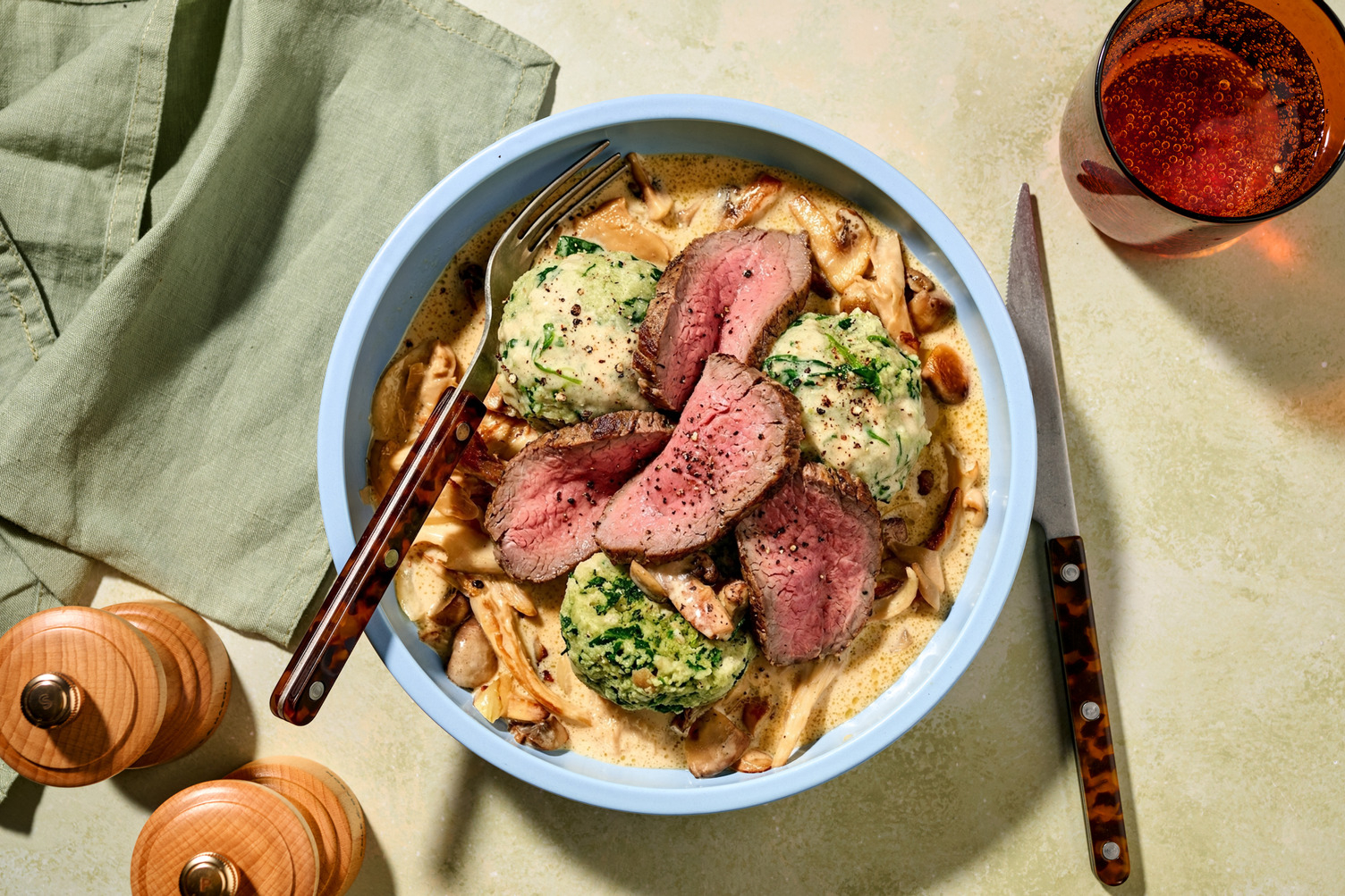 Brezenknödel mit Rahmschwammerln & Bio-Roastbeef