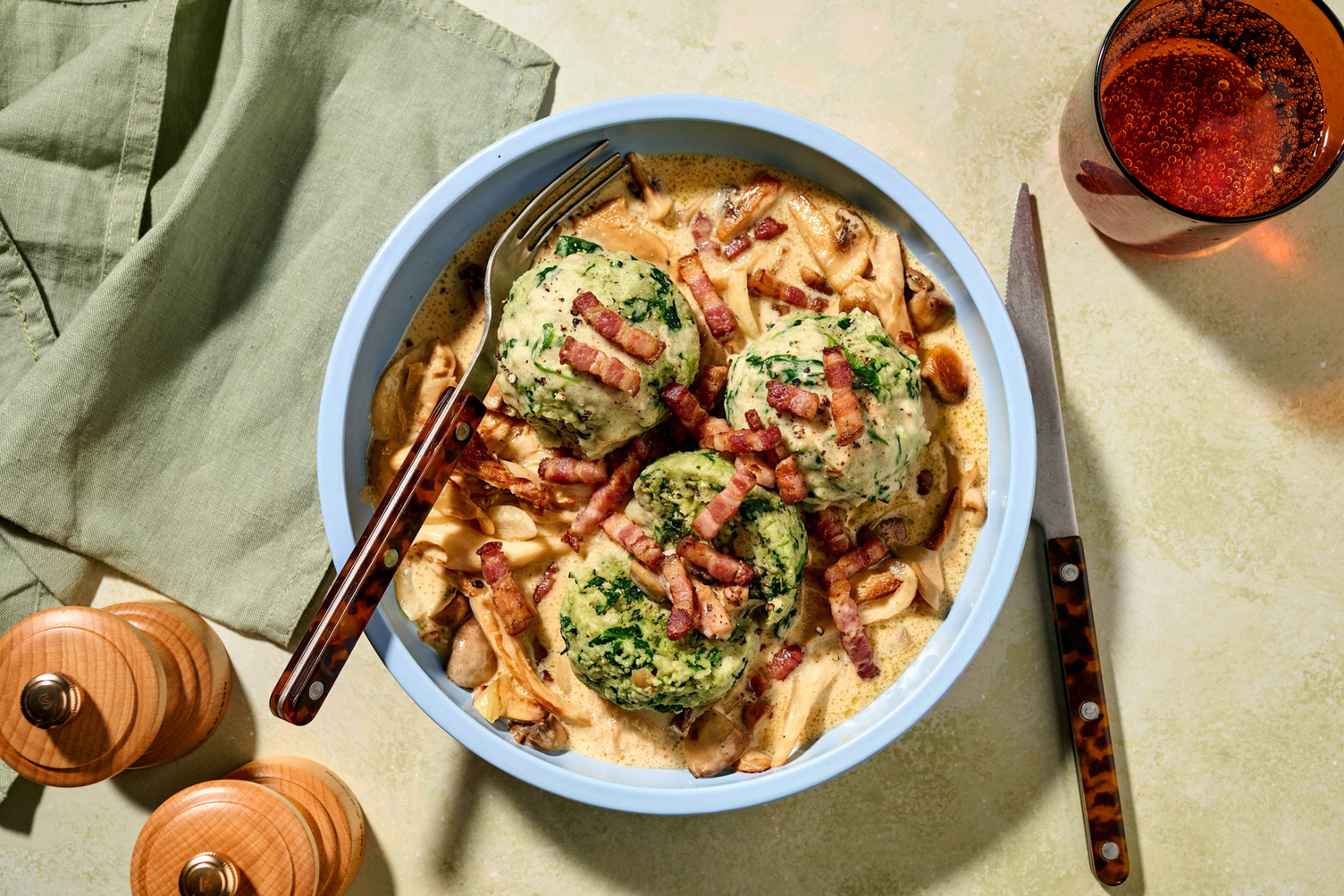 Spinat-Brezenknödel mit Rahmschwammerln & Bacon