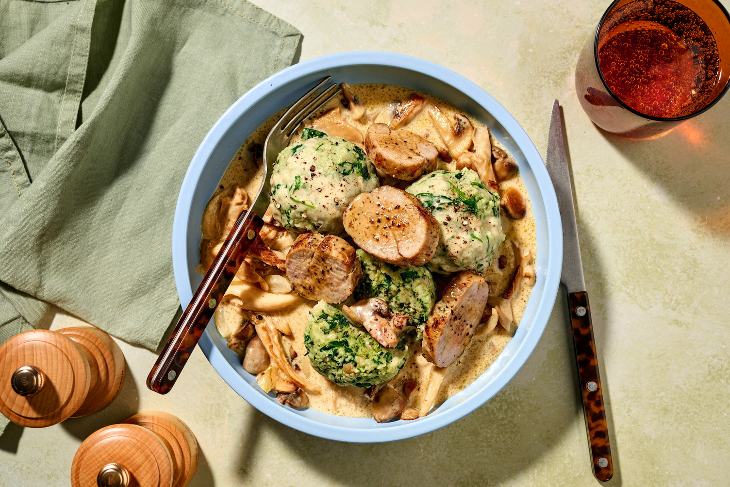 Brezenknödel mit Rahmschwammerln & Bio-Schwein