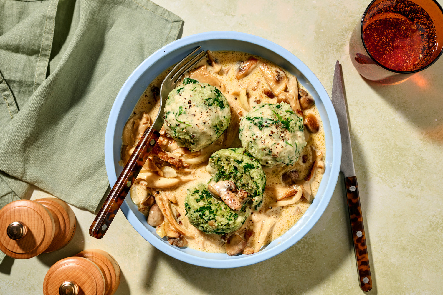 Spinat-Brezenknödel mit Rahmschwammerln