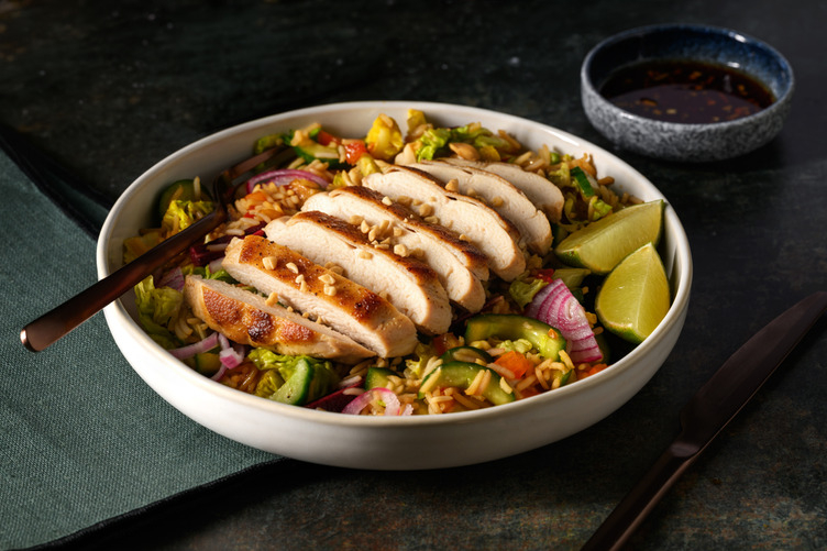 Bio-Hähnchen auf Thai Salat
