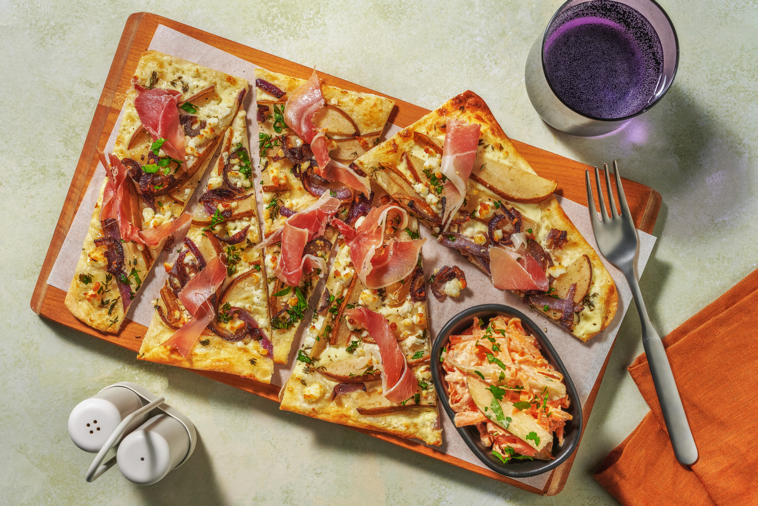 Flammkuchen mit Prosciutto und Hirtenkäse