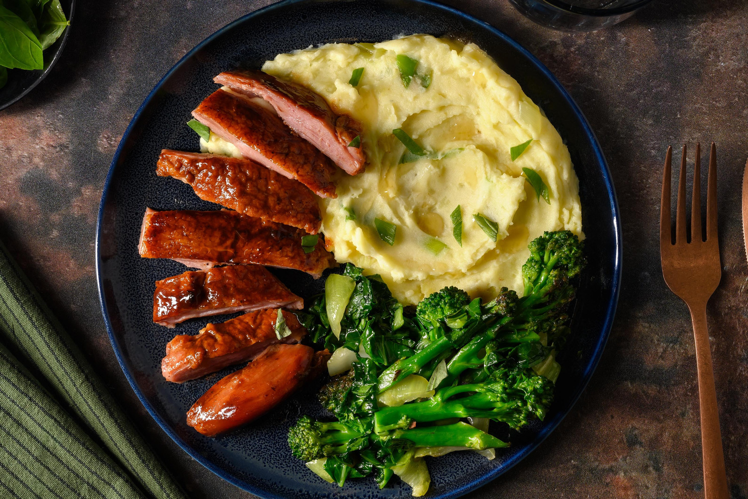 Canard en sauce hoisin, broccolini & pak-choï