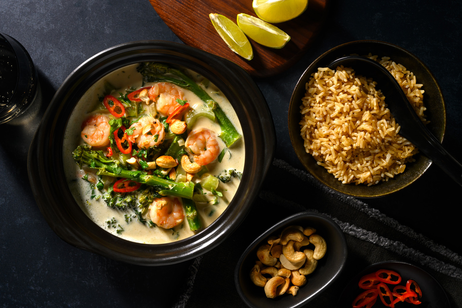 Kruidige garnalencurry met broccolini en cashewnoten