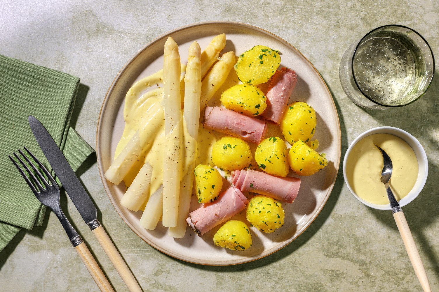 Weißer Spargel mit Hollandaise & Schinken