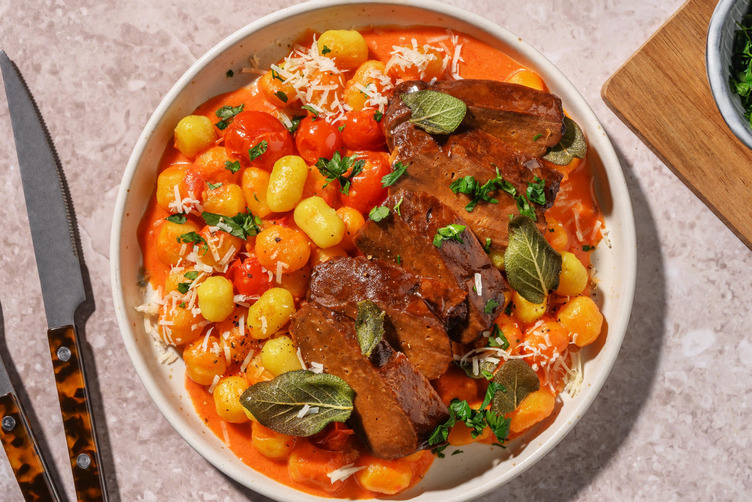 Selbst gemachte Gnocchi mit veganem Salbei-Steak