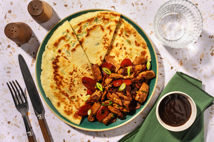 Frühlingszwiebel-Pancakes mit spicy Bio-Schweinefilet