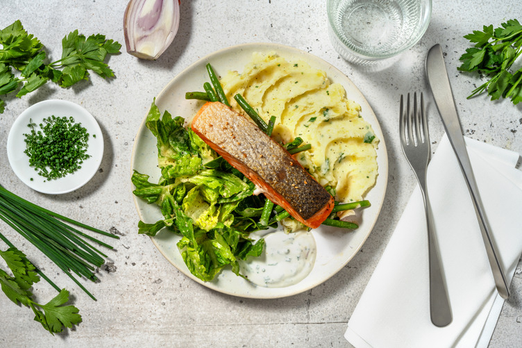 Lachs auf Kräuter-Pastinakenstampf