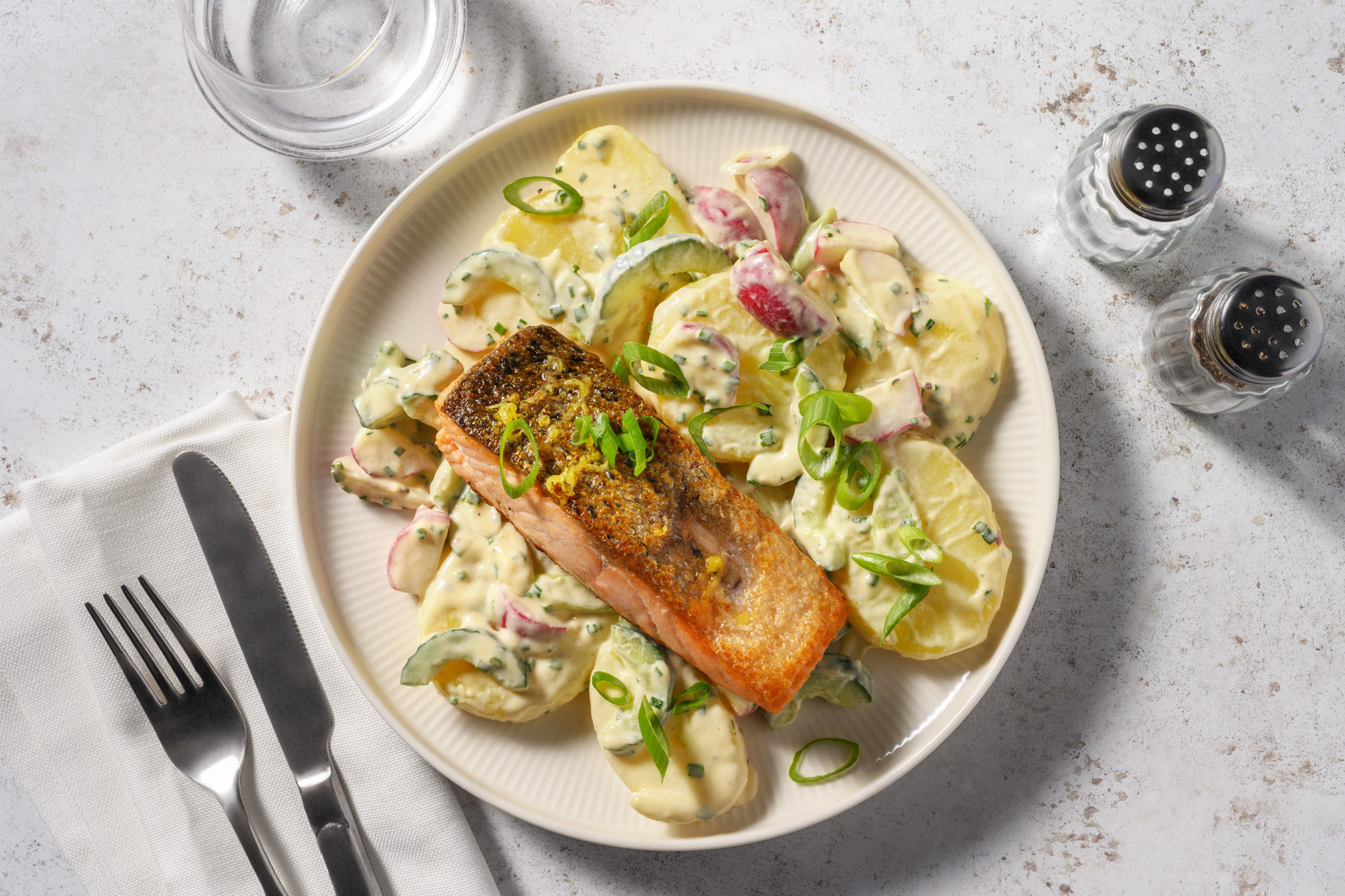Lachsfilet aus der Pfanne in frischem Zitronenöl
