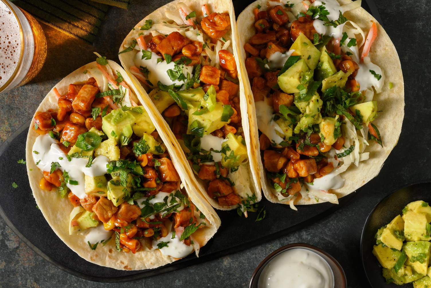 Tacos moelleux garnis de porc et salsa d'avocat