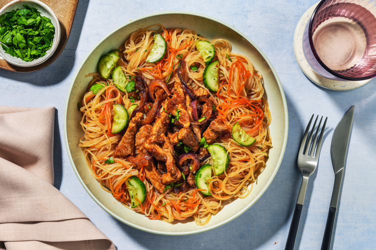 Glasnudelsalat mit Hüftsteak vom Weiderind
