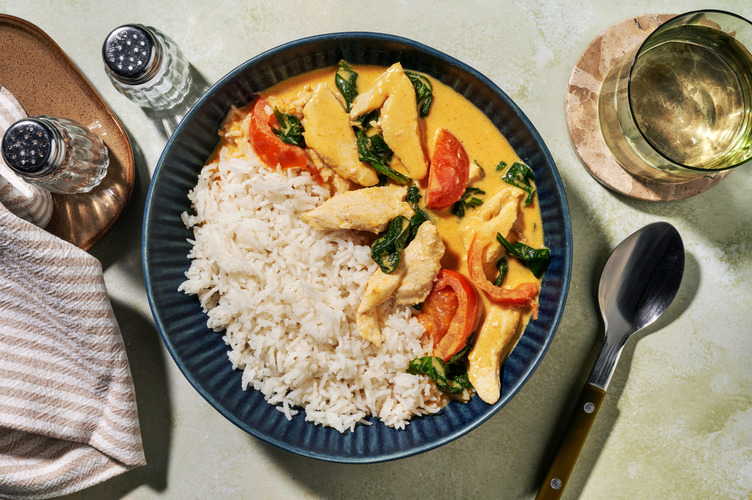 Mildes gelbes Bio-Hähnchencurry mit Tomaten