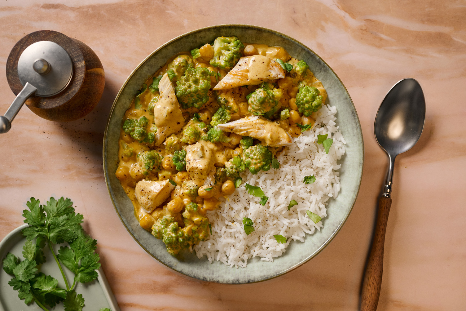 Gelbes Curry mit Romanesco & Bio-Hähnchen