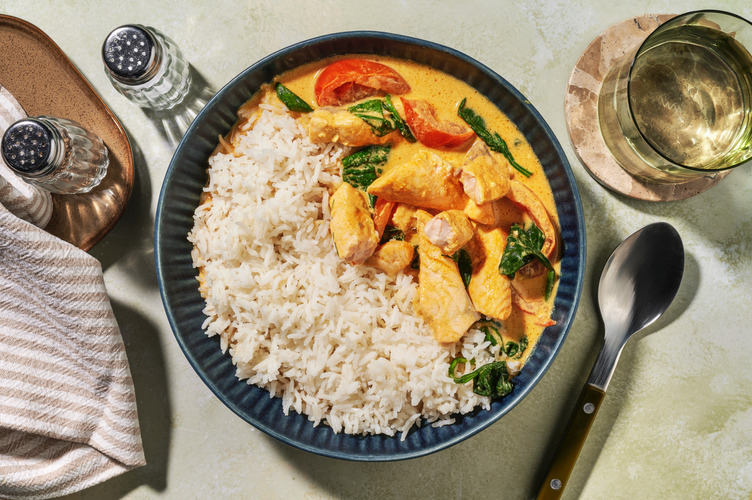 Mildes gelbes Lachscurry mit Tomaten