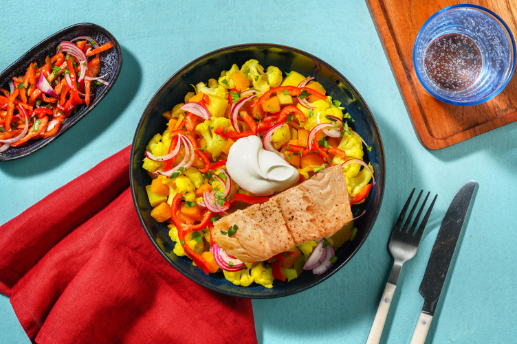 Winterliche Blumenkohl-Kürbispfanne mit extra Lachsfilet