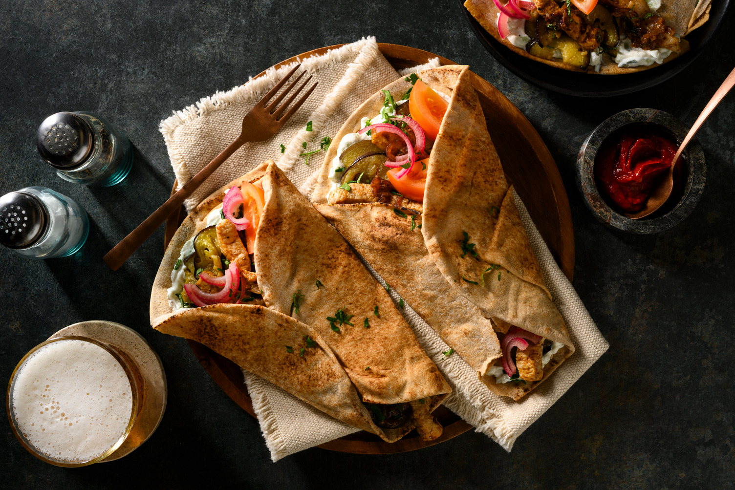 Platbrood met varkensoester en romige fetasaus