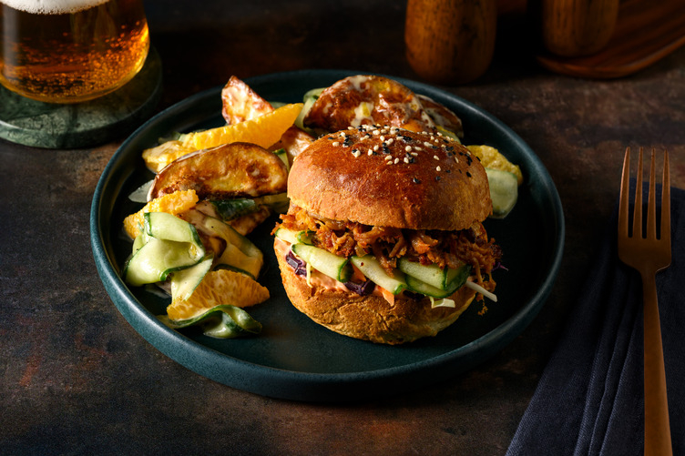 Pulled chicken sando met ketchup en koolsla