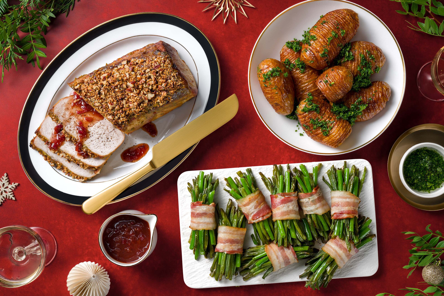 Jambon à l'os et pommes de terre rôties en sauce aux persil