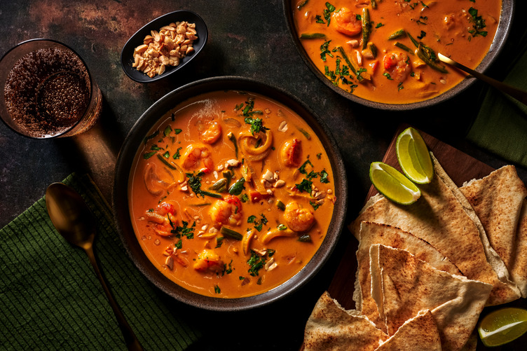 Gele-currysoep met garnalen en knoflookflatbread