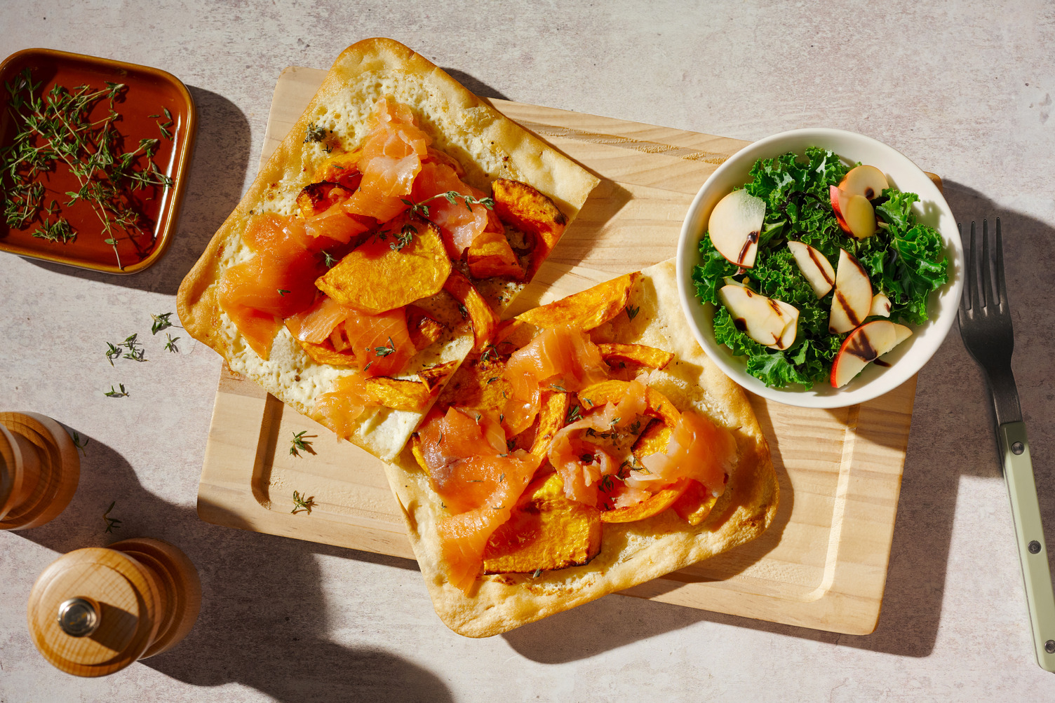 Kürbis-Honig-Flammkuchen mit Räucherlachs
