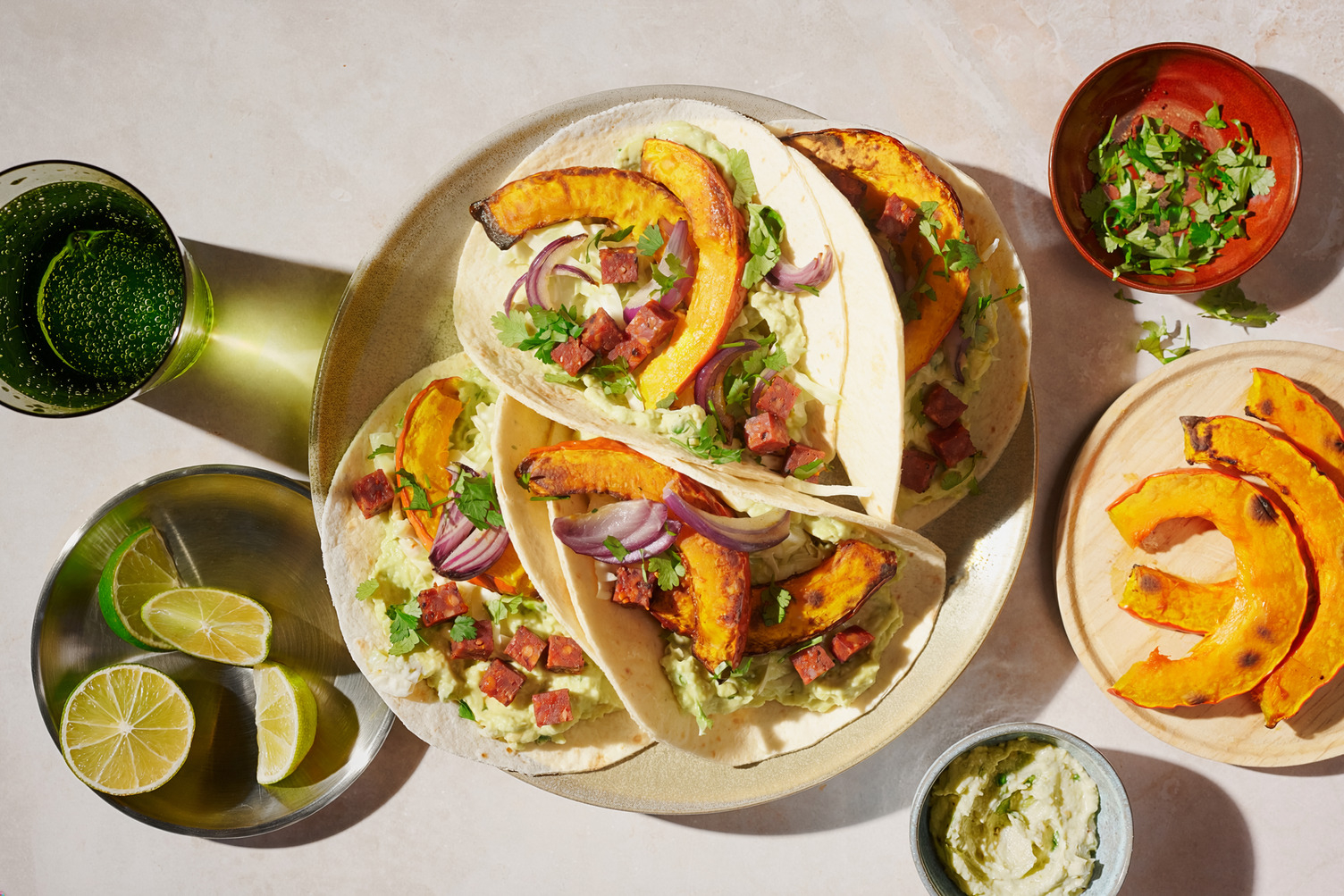 Knuspriger Hokkaido und Chorizo im Taco