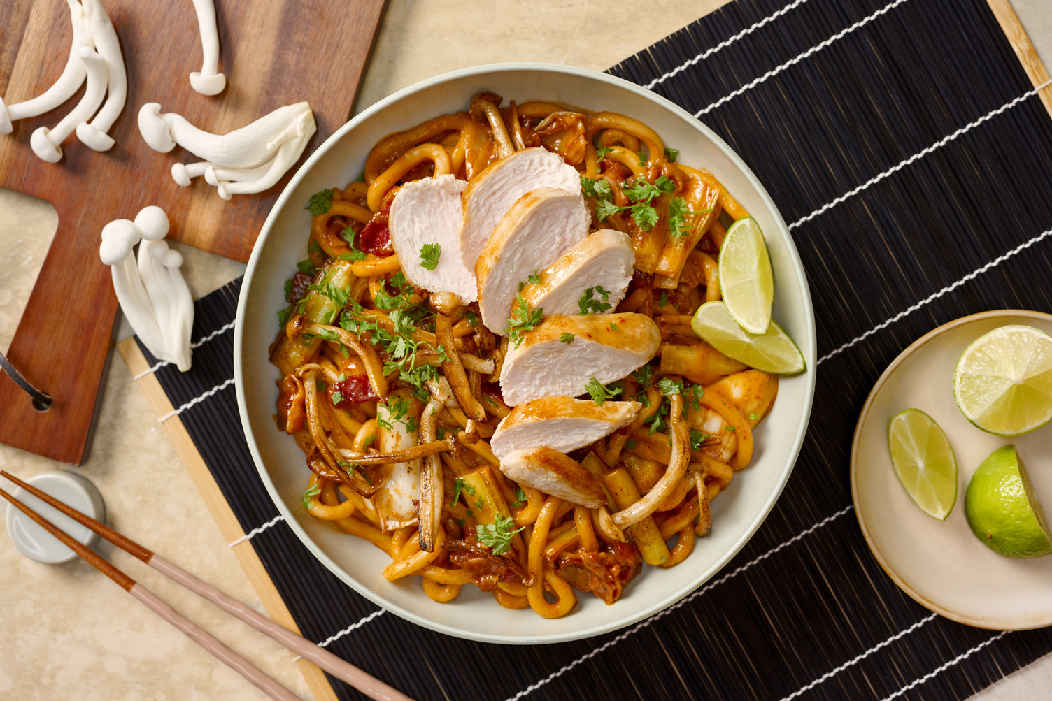 Udon mit Shimeji-Pilzen und Bio-Hähnchen
