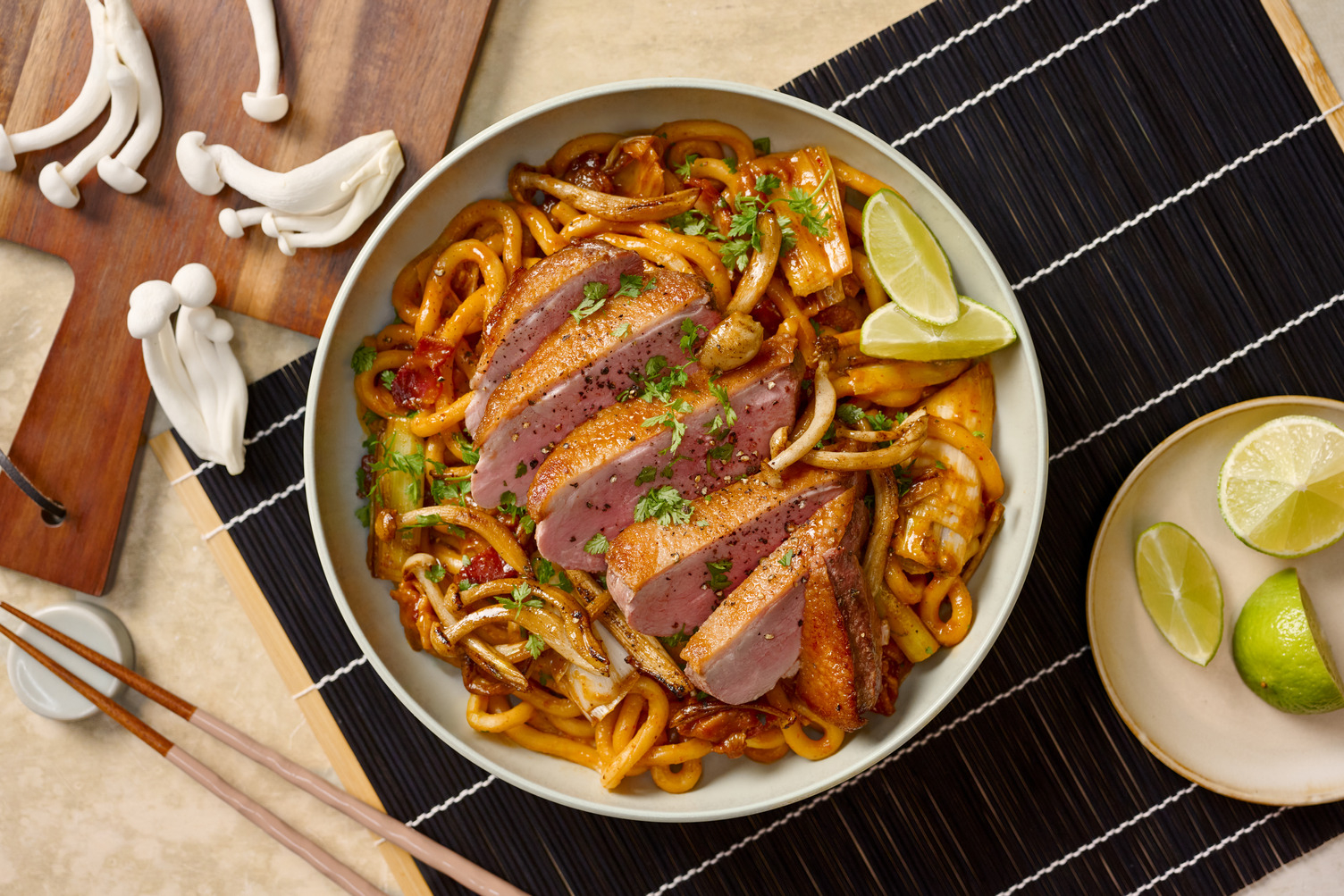 Cremige Udon mit Shimeji mit Ente