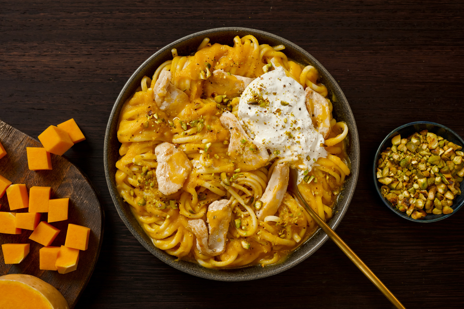 Butternuss-Kürbis Pasta mit Burrata und Hähnchen