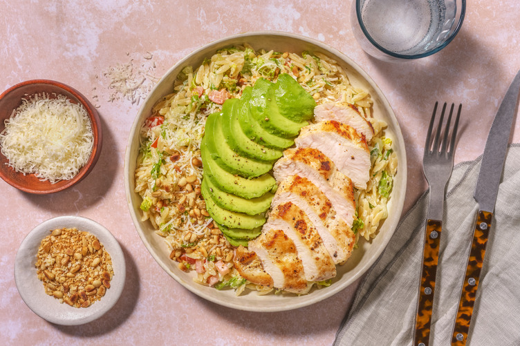 Caesar-Salat mit Orzo & extra Bio-Hähnchen