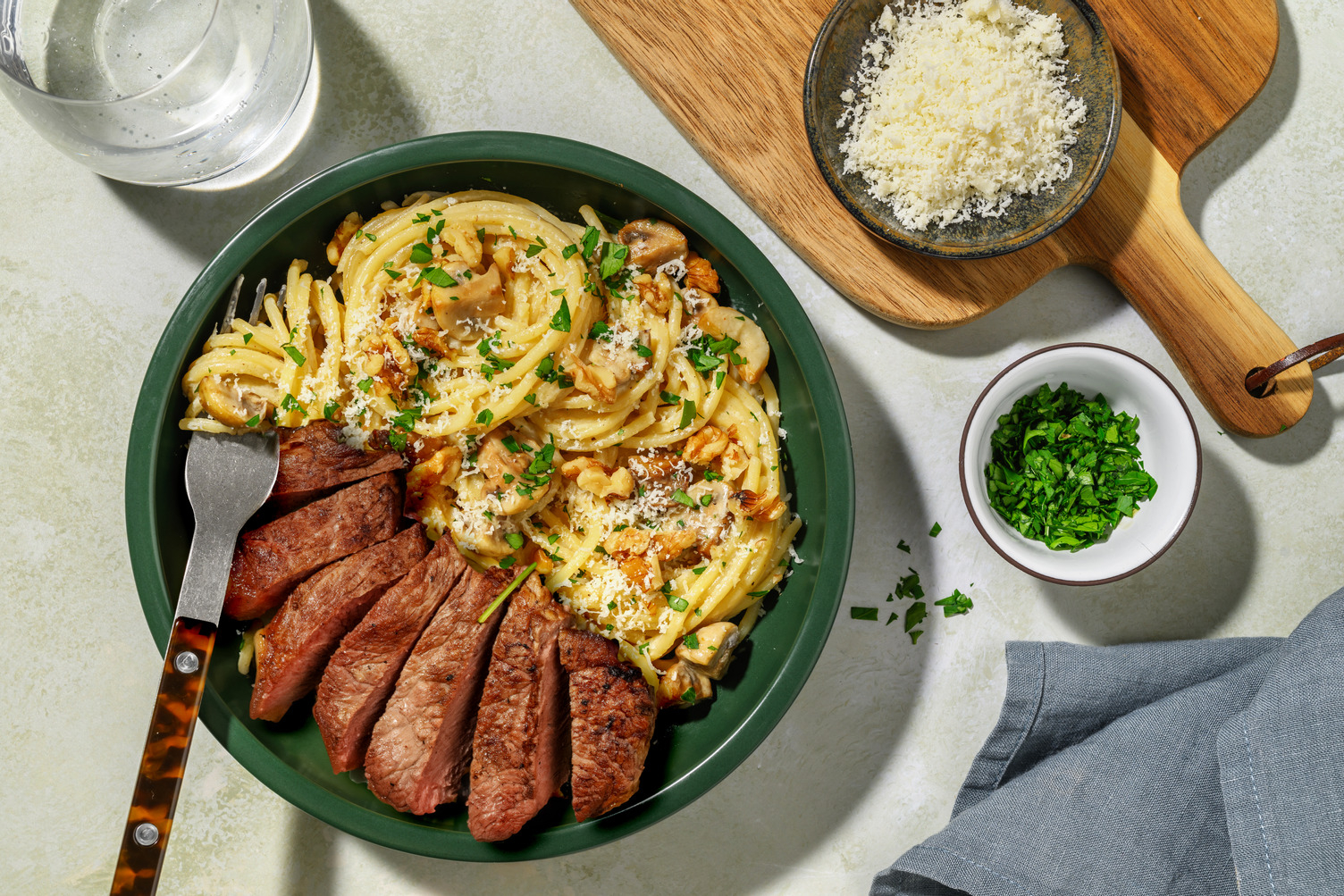 Spaghetti mit Pilzrahmsoße & Bio-Roastbeef