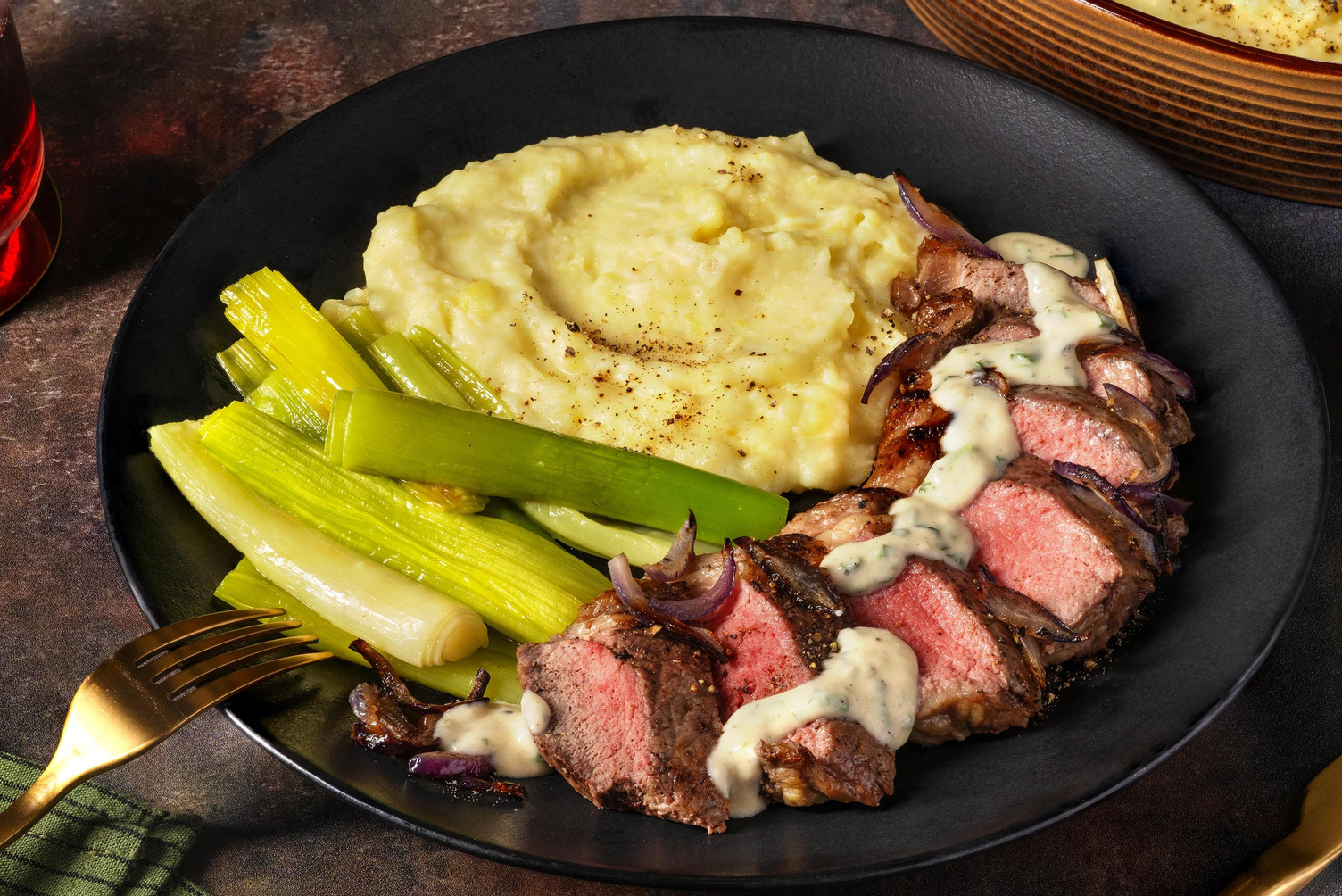 Steak in dragonroomsaus met preirolletjes