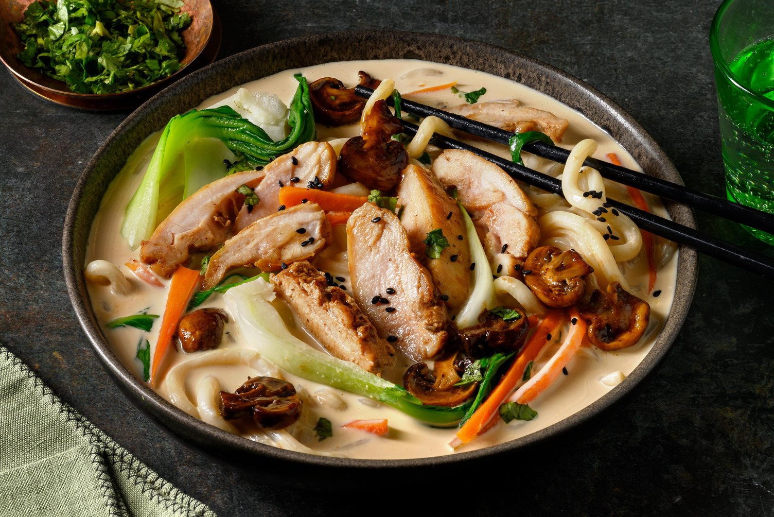 Umami udonnoedels met kippendij