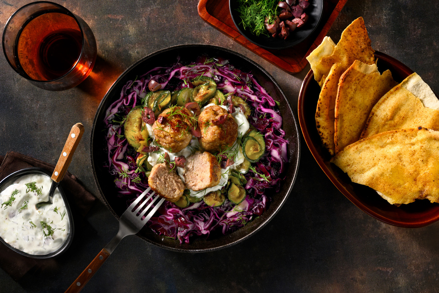 Bowl de boulettes de poulet, olives et tzatziki