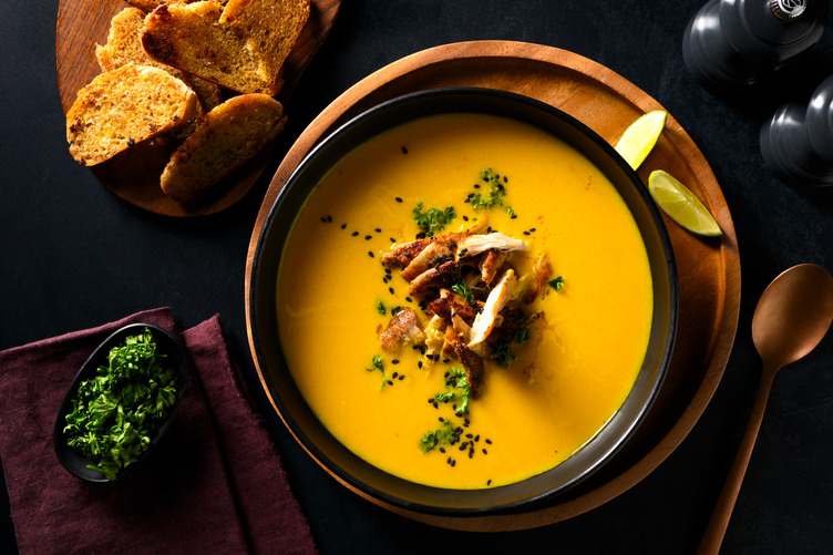 Poulet effiloché & soupe de carotte parfumée