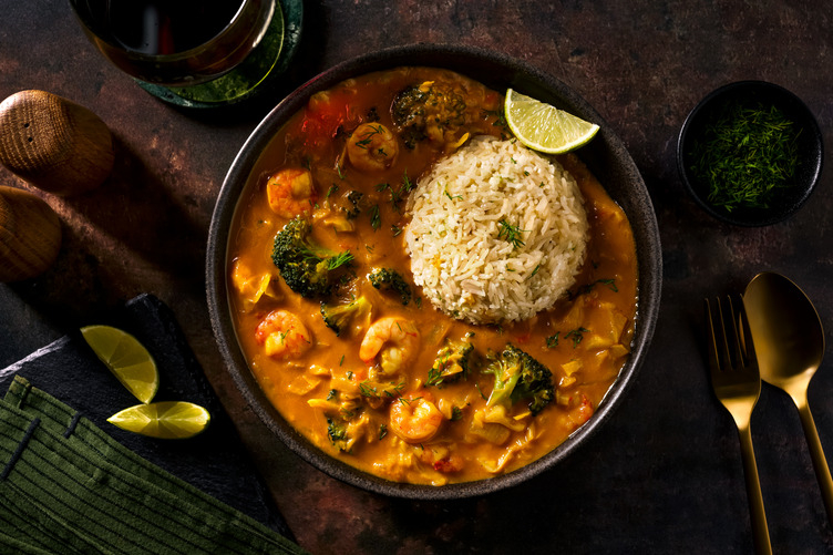 Kruidige gele garnalencurry met broccoli en dille