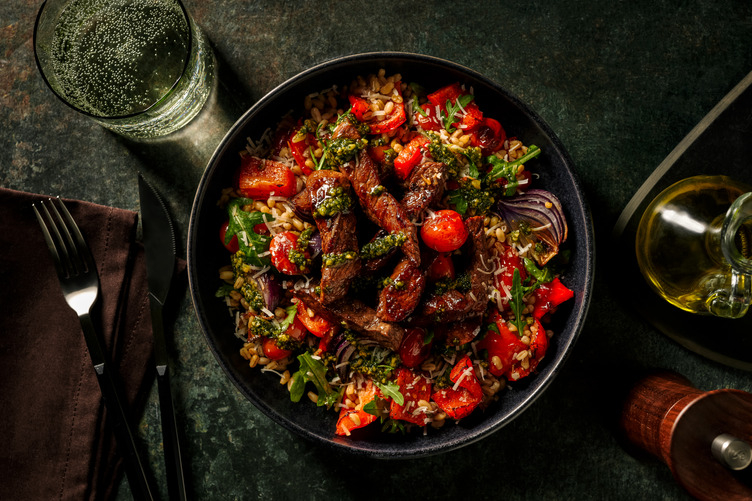 Salade met steak, Parmigiano Reggiano en basilicumcrème
